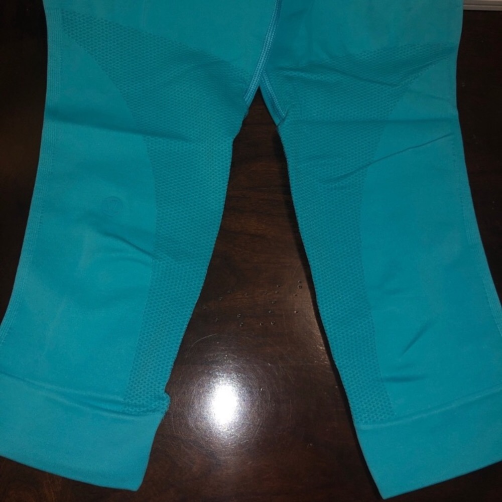Lululemon Zone-In Crop - image 4